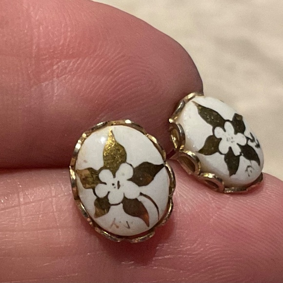 Handpainted Floral Earrings Vintage Signed White Gold pierced cameo style - Picture 4 of 9